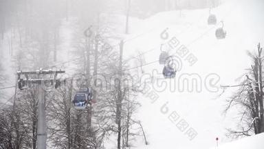 冬季<strong>滑雪</strong>场，山上有<strong>滑雪</strong>电梯。 <strong>滑雪</strong>坡与<strong>滑雪</strong>电梯和运行在雾天。 活跃假日